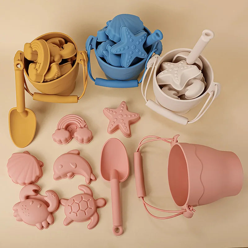 Set di giocattoli da spiaggia in silicone con secchiello e sei accessori