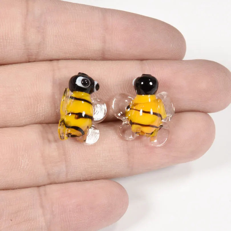 Serie insetti: api dolci e coccolose. Materiale in vetro. Accessori fatti a mano per braccialetti e portachiavi.