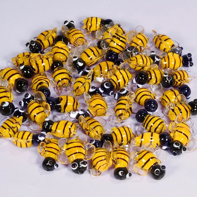 Serie insetti: api dolci e coccolose. Materiale in vetro. Accessori fatti a mano per braccialetti e portachiavi.