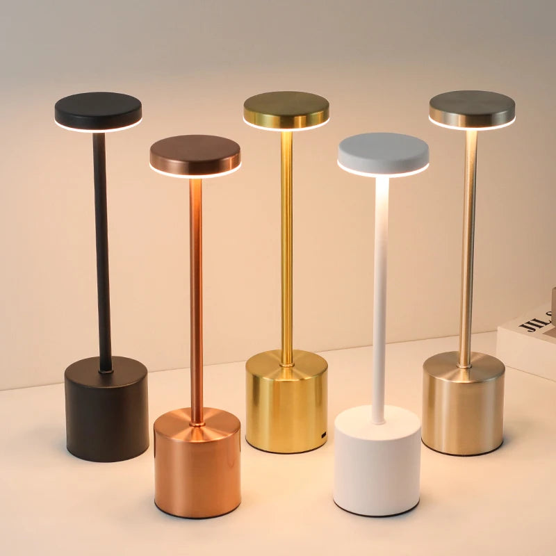 Lampada da tavolo LED ricaricabile con tocco classico: tre luci per tre stati d’animo