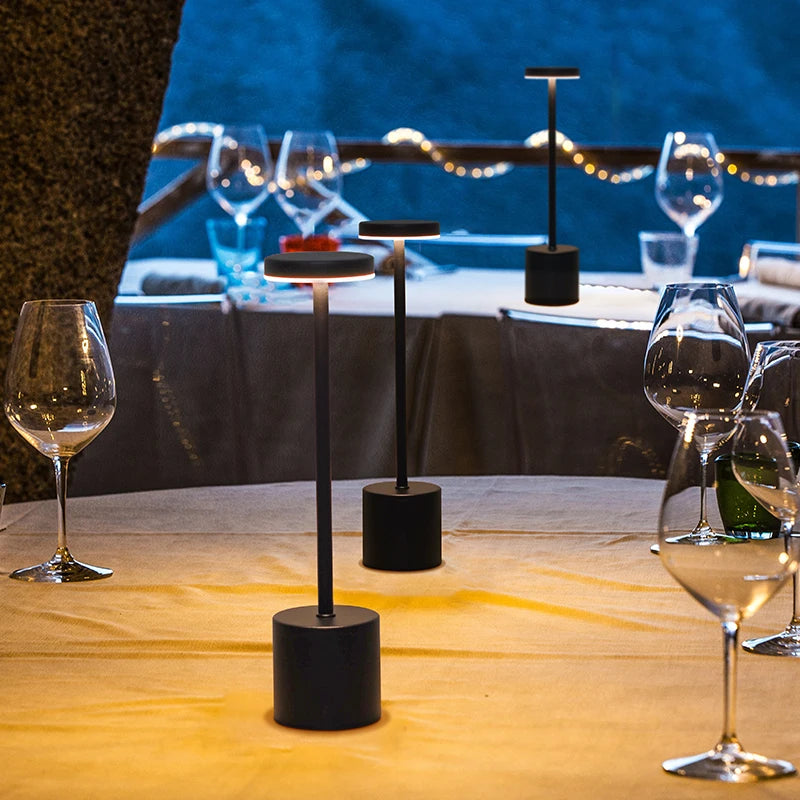 Lampada da tavolo LED ricaricabile con tocco classico: tre luci per tre stati d’animo