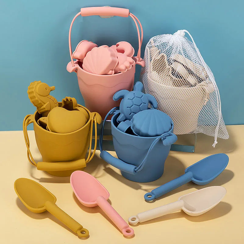 Set di giocattoli da spiaggia in silicone con secchiello e sei accessori