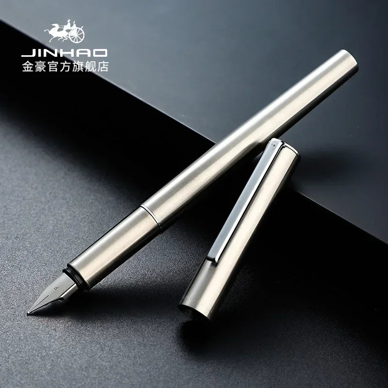 Penna stilografica Jinhao 35 – Tutto acciaio, qualità di lusso
Penna da scrittura per calligrafia, ideale per scrittura creativa, cancelleria, ufficio, scuola e uso professionale.