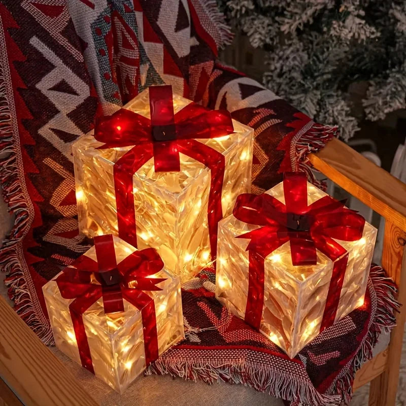 SET DI LUCI NATALIZIE, delicate e splendenti, che racchiudono la magia delle feste in un gioco di bagliori raffinati. Ogni confezione regalo, con il suo supporto luminoso rimovibile, diventa un piccolo scrigno di luce per dar