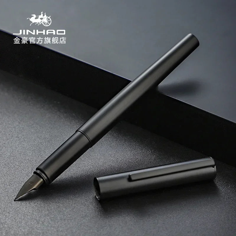 Penna stilografica Jinhao 35 – Tutto acciaio, qualità di lusso
Penna da scrittura per calligrafia, ideale per scrittura creativa, cancelleria, ufficio, scuola e uso professionale.